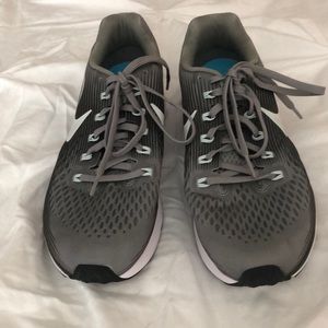 Nike Zoom Pegasus 34 Army Green Woman’s Size 10 Excellent Condition worn once